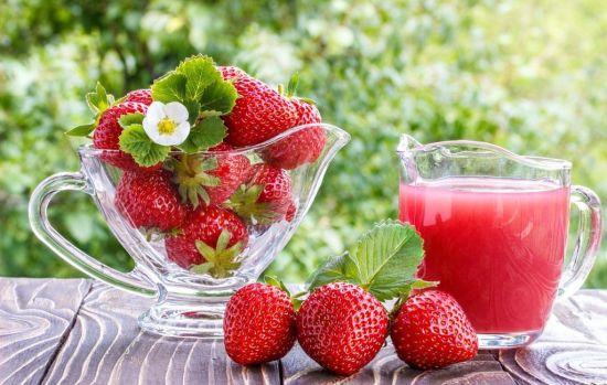 草莓果汁怎么做？草莓加白糖以10:1的比例直接榨