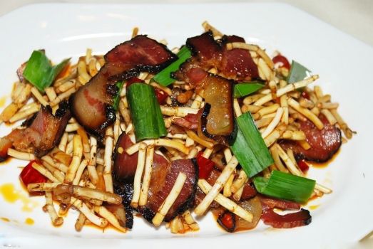 折耳根炒腊肉 折耳根炒腊肉