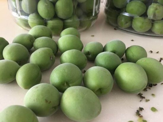 挑除青梅的蒂头 挑除青梅的蒂头