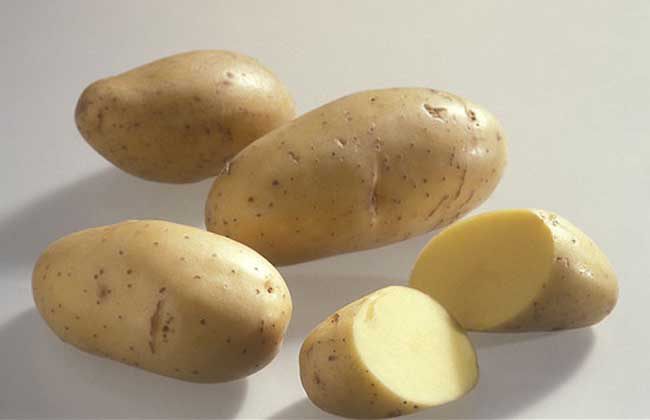 土豆去黑眼圈的方法