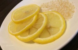 柠檬片泡水能祛斑吗？(柠檬片能祛斑吗)