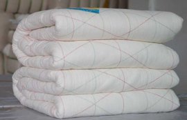 棉花被和蚕丝被哪个好？(冬天盖棉花被好还是蚕